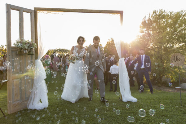 Salida de los novios con Pompas